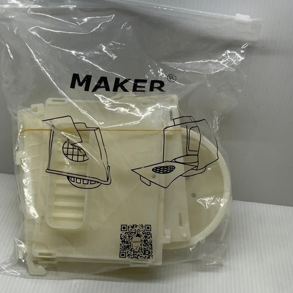 Canary’s bird nest hangs on outside of the door cage - Picture 7 of 8